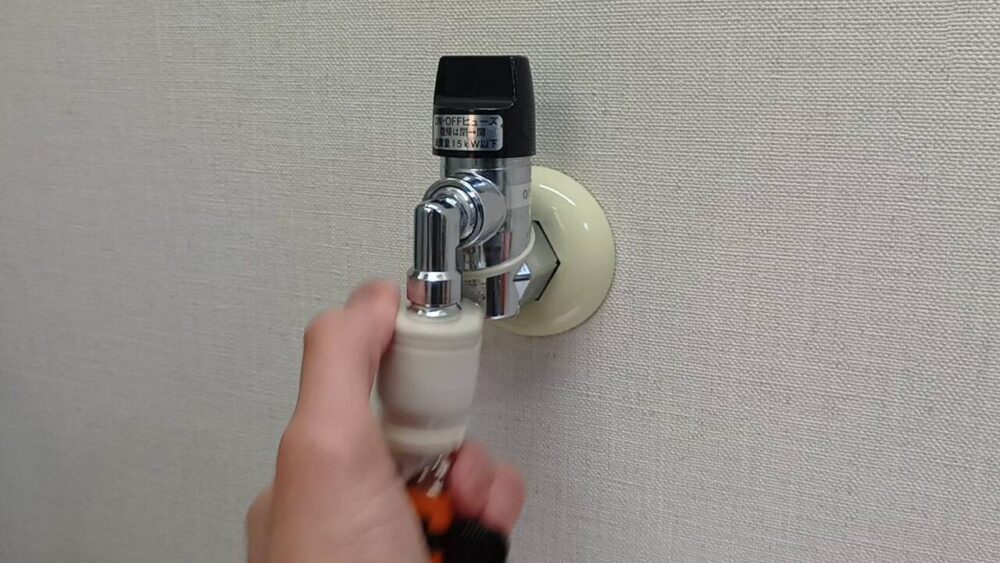 ソケットのふちを押し下げながら引っ張る